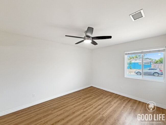 Building Photo - Charming 3B/2BA Home with Attached Garage, Large Yard and Modern Comforts in Quiet Baseball Field...