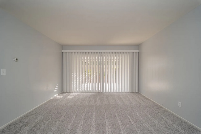 Building Photo - Beautiful 4 Bd Townhouse