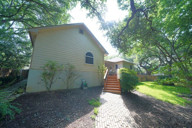 Building Photo - Gorgeous Home in the Coveted Greenshire Subdivision - Realtor Commission: $400