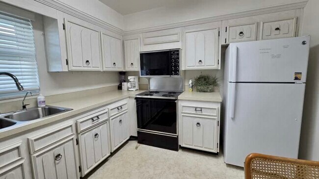 Building Photo - 701 Poinsettia Rd