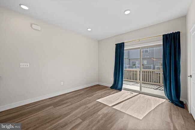 Building Photo - 148 Stowe Dr