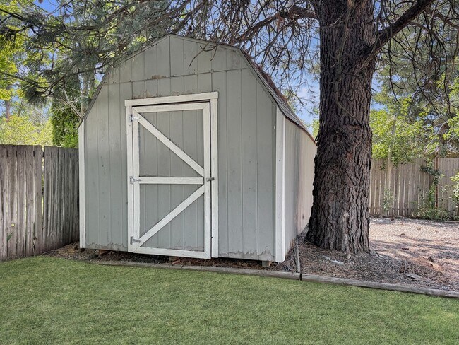 Building Photo - 2565 N Stagecoach Dr