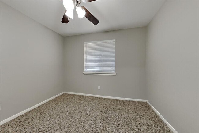 Building Photo - 2602 Clear Ridge Dr