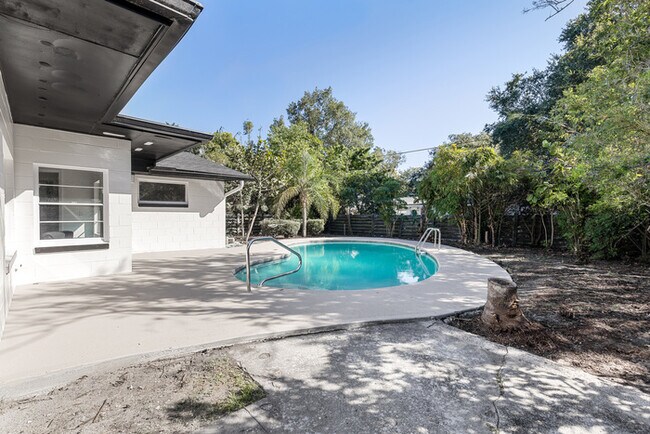 Building Photo - Newly Renovated Pool Home