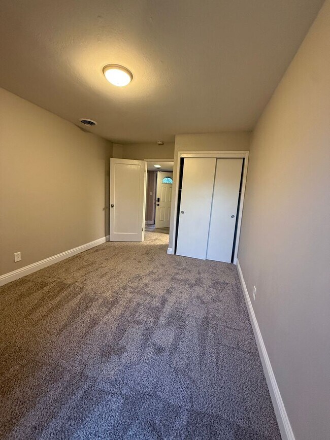 Building Photo - Spacious 3/1 in Arden Manor