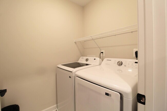 Building Photo - "Impressive 3-Bed Townhouse with Fenced in...
