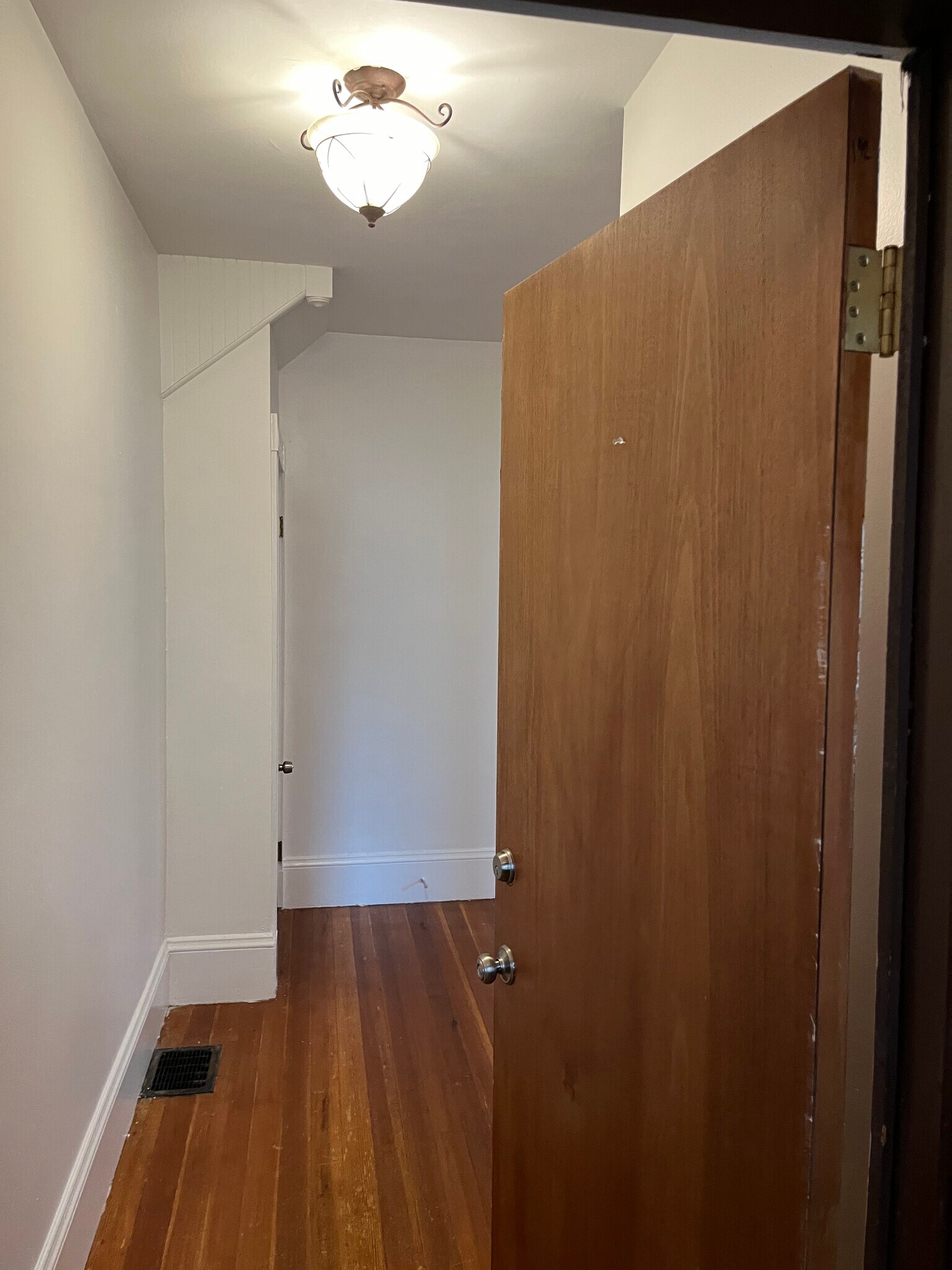 private foyer - 69 Calumet St