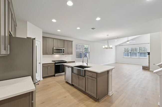 Building Photo - 308 Castlefields St