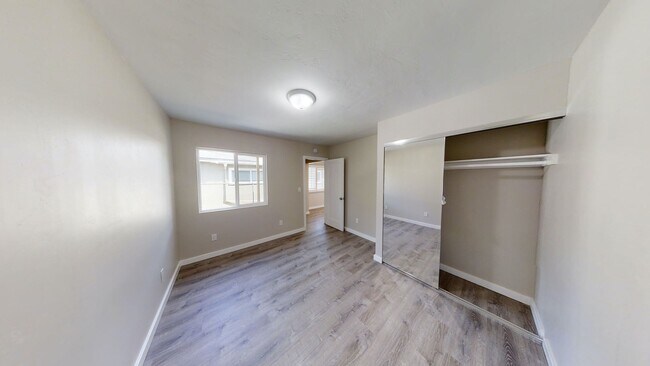 Building Photo - Spacious 5 BR 2 BA!
