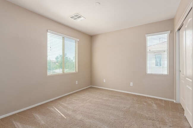 Building Photo - Welcome Home 3B/2BA in Lyons Gate!
