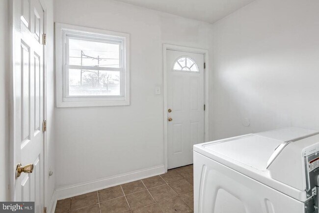 Building Photo - 2522 Kimball St