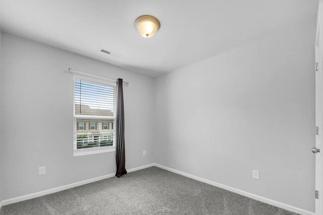 Building Photo - 3-Bedroom Townhome in Highland Creek – Ava...