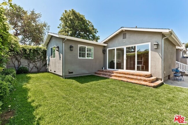 Building Photo - 3504 Redwood Ave