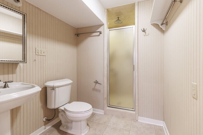 Building Photo - 208 Pinecrest Ln