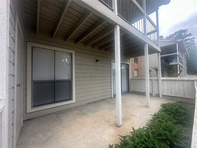 Building Photo - 17401 Red Oak Dr