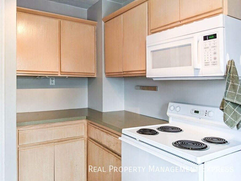 Building Photo - 3 Bed House w/ Fenced-In Yard