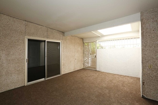 Building Photo - Wonderful, 2nd floor Condo Centrally Located in Phoenix.  Available November 1st!!!  Resort like ...