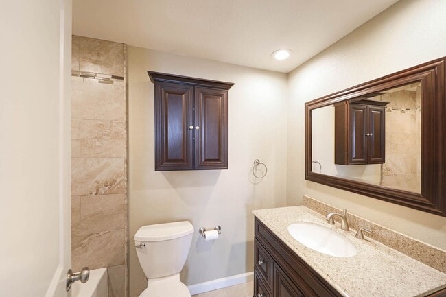 Building Photo - Spacious end unit-3 bedroom townhome in a prime Costa Mesa location