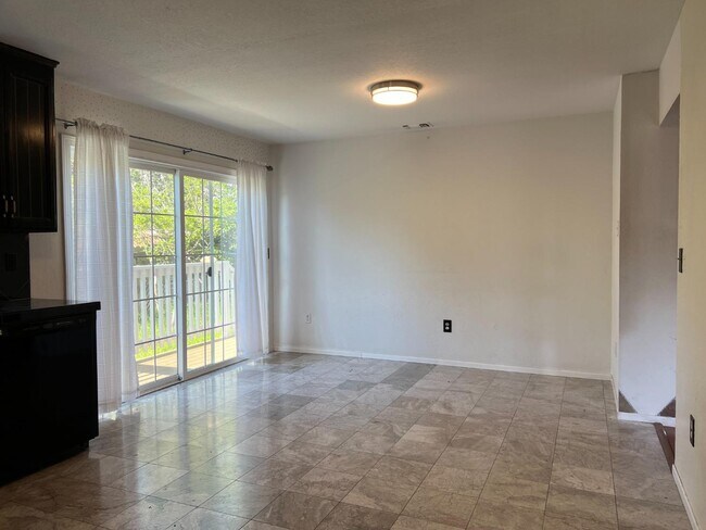 Building Photo - 1647 Lakehills Dr