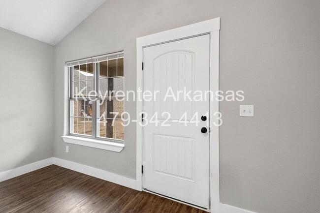Building Photo - 445 Oakwoods Dr