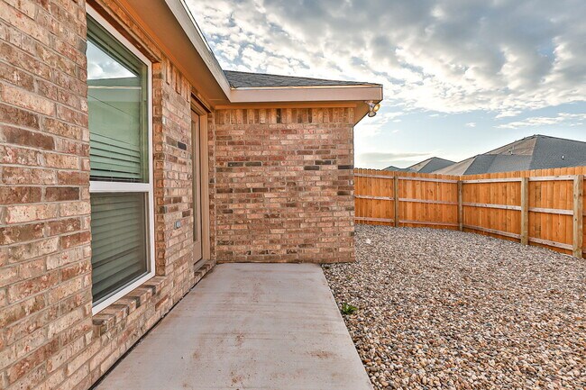 Building Photo - Half off the first Full Month's Rent !!!! ...