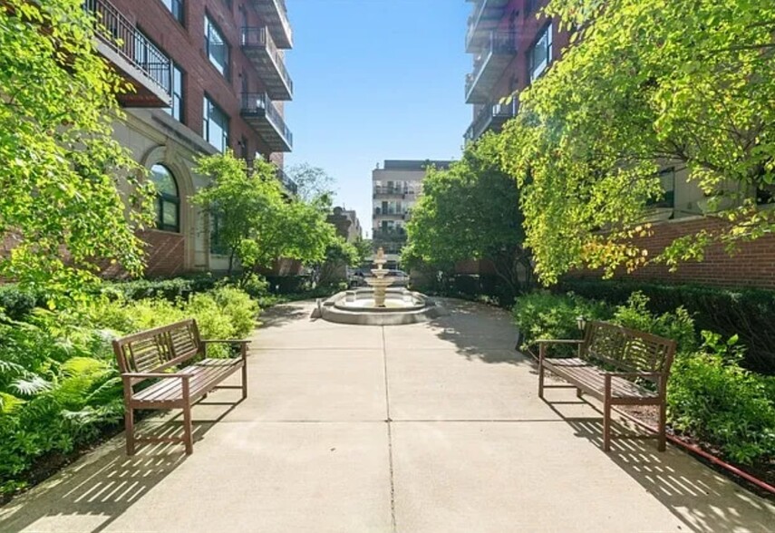 Building Courtyard - 1439 S Michigan Ave