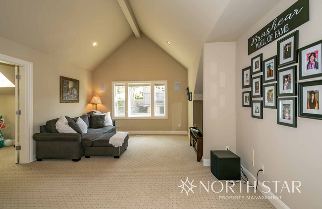 Building Photo - Stunning Home in Hidden Creek