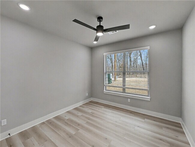 Building Photo - 52 Claxton Dr