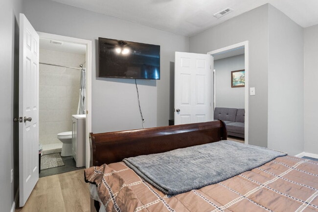 Building Photo - 2 Bed 2 Bath Garage Apartment in La Vergne