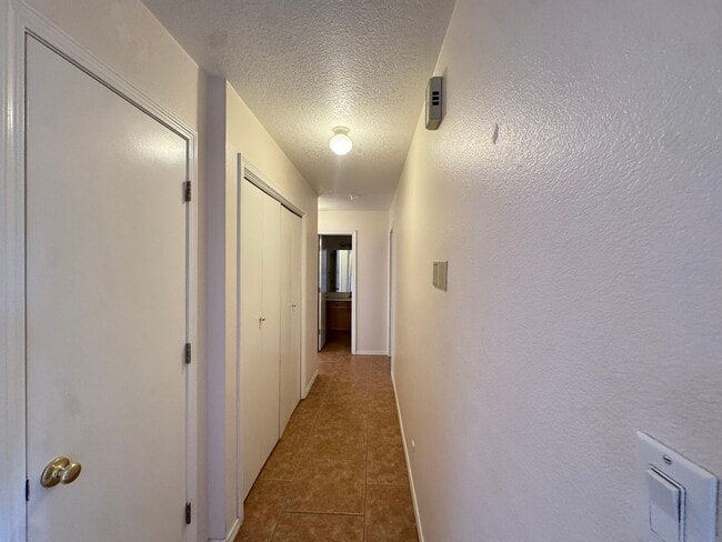Building Photo - Cute Northwest Townhome!