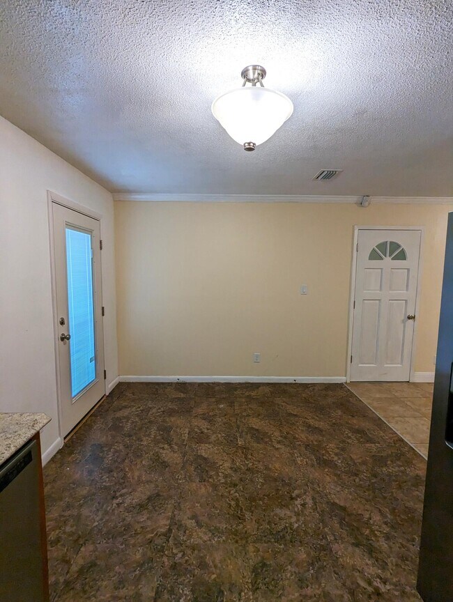 Building Photo - 1010 Pinetree Rd