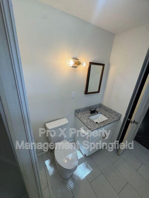 Building Photo - 3332 S Southlyn Pl