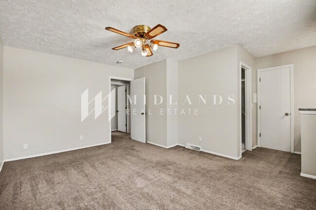 Building Photo - Bellevue Townhome