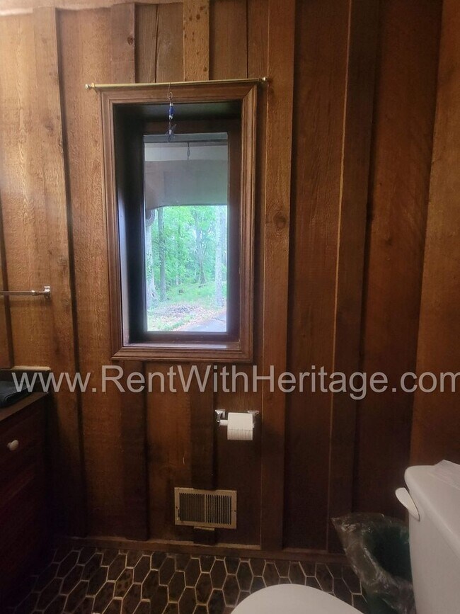Building Photo - Charming Cabin Style Home on 1.3 Acres / F...