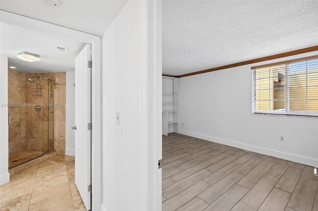 Building Photo - 9741 Fontainebleau Blvd
