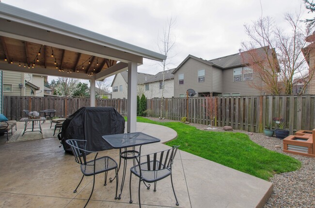 Building Photo - Large 3 bdrm / 2.5 bath with open floor pl...