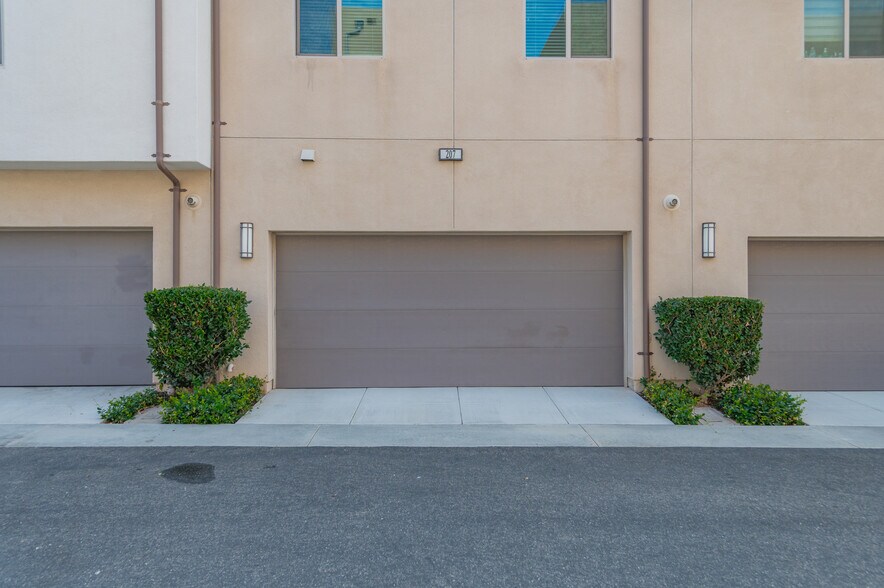 Building Photo - 207 Magnet