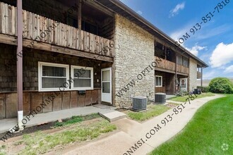 Building Photo - Spacious Townhome!