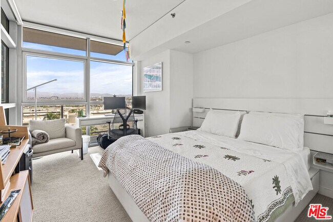 Building Photo - 13650 Marina Pointe Dr