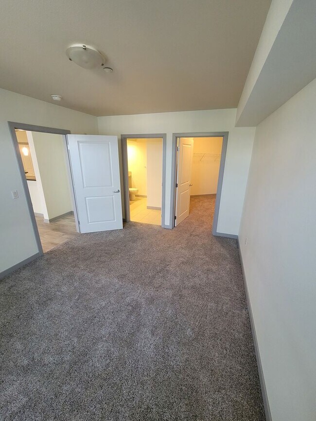 Building Photo - Spacious Kirkland Central Condo for Rent.