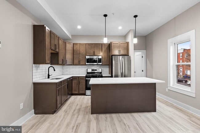 Building Photo - 400 S Conkling St