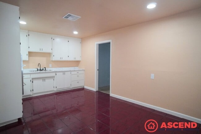 Building Photo - Charming 3 Bedroom in Delano!