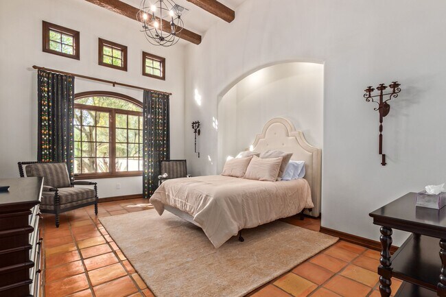 Building Photo - MUST SEE!!! FULLY-FURNISHED LUXURIOUS 6 Be...