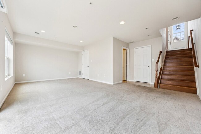 Building Photo - Stunning luxury townhome in the Fieldstone...