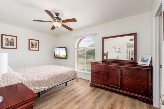 Building Photo - 2426 E Sahuaro Dr