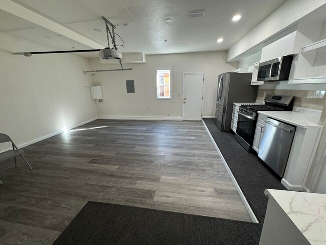 Building Photo - 37815 Fernwood Ct