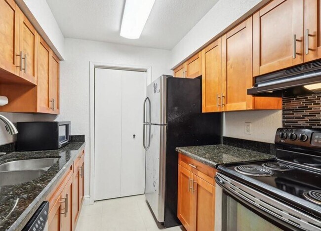 Building Photo - 733 Riverside Dr