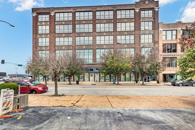 Building Photo - Beautiful 2-bedroom loft with garage parking, and community room with swimming pool!