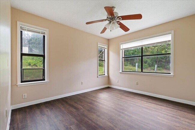 Building Photo - 908 N LBJ Dr