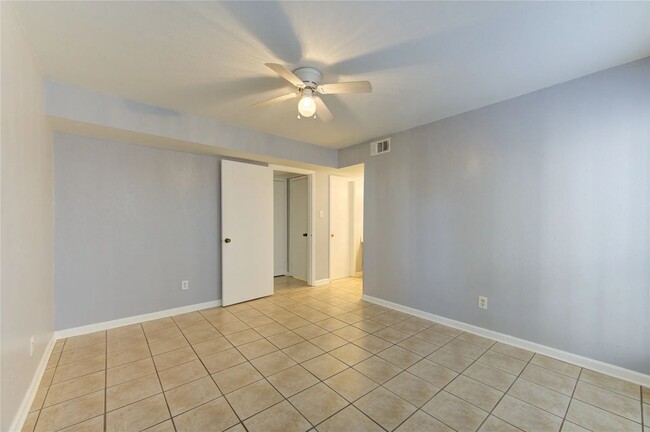 Building Photo - Newly Renovated 1 Bedroom 1 Bathroom  Avai...